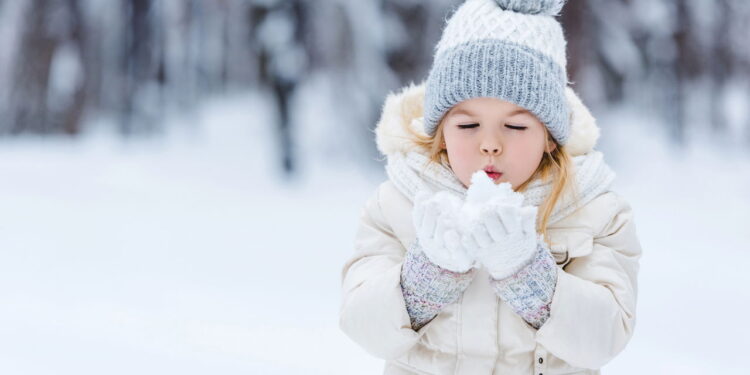 Ilustração de menina na neve - Créditos: depositphotos.com / AllaSerebrina