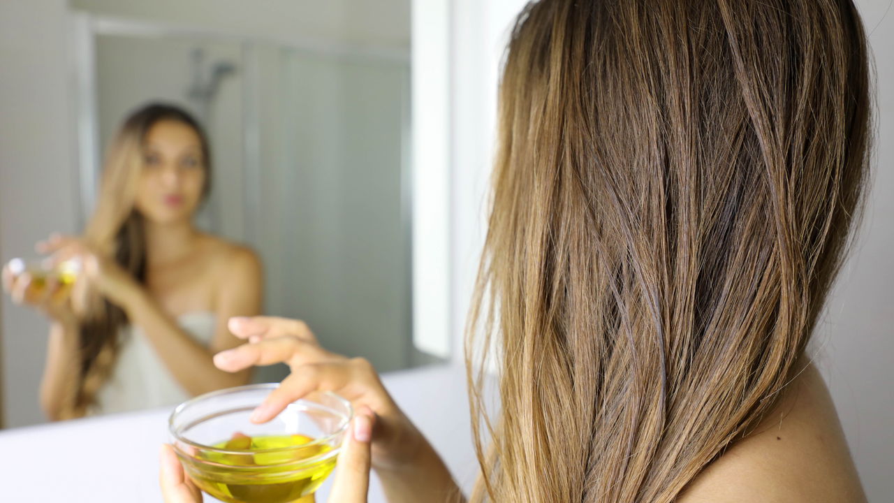 Cabelos quebradiços? Veja como recuperar com umectação