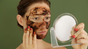 É possível fazer peeling caseiro? Conheça os segredos dessa técnica