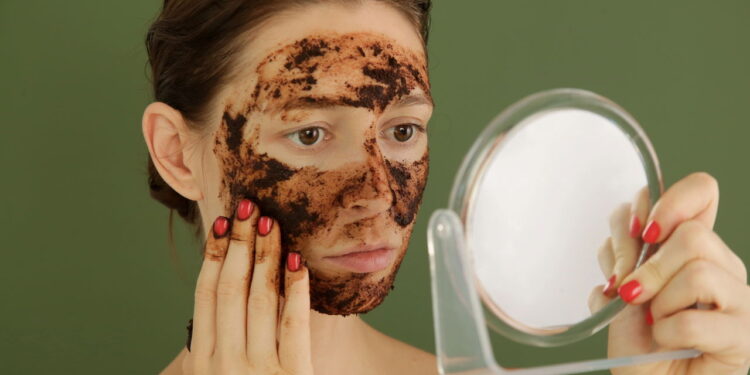 É possível fazer peeling caseiro? Conheça os segredos dessa técnica