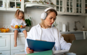 Que tal ouvir um podcast enquanto faz outras tarefas? Foto: FreePik