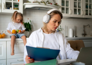 Que tal ouvir um podcast enquanto faz outras tarefas? Foto: FreePik