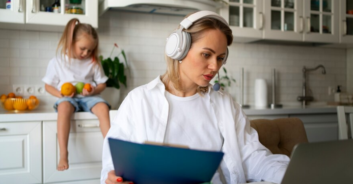 Que tal ouvir um podcast enquanto faz outras tarefas? Foto: FreePik