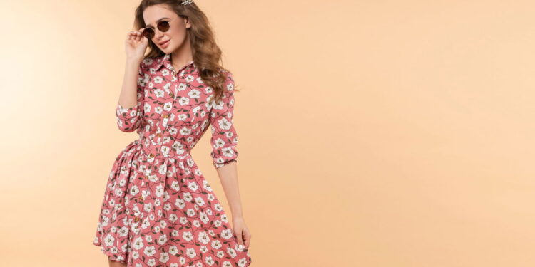 Tênis e vestido no mesmo look? Veja como fazer dar certo