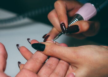 Unhas em gel - Créditos: depositphotos.com / different_nata