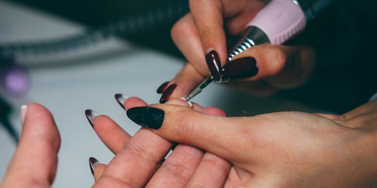 Unhas em gel - Créditos: depositphotos.com / different_nata