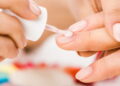 As unhas de gelatina, com brilho translúcido e toque coreano, estão dominando as redes e se tornando a tendência mais desejada do ano.