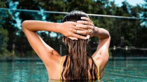 Dicas infalíveis para cuidar dos cabelos no verão e evitar ressecamento