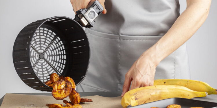 Pessoa utilizando a airfryer - Créditos: depositphotos.com / grandbrothers