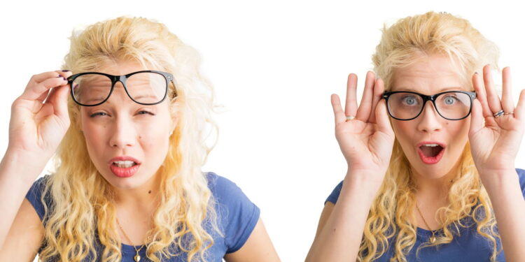 Menina com problema de visão - Créditos: depositphotos.com / grinvalds