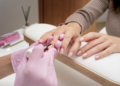 Será que é seguro compartilhar esmalte? Foto: FreePik
