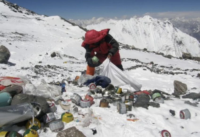 Lixo se tornou um problema no monte Everest. Foto: Reprodução
