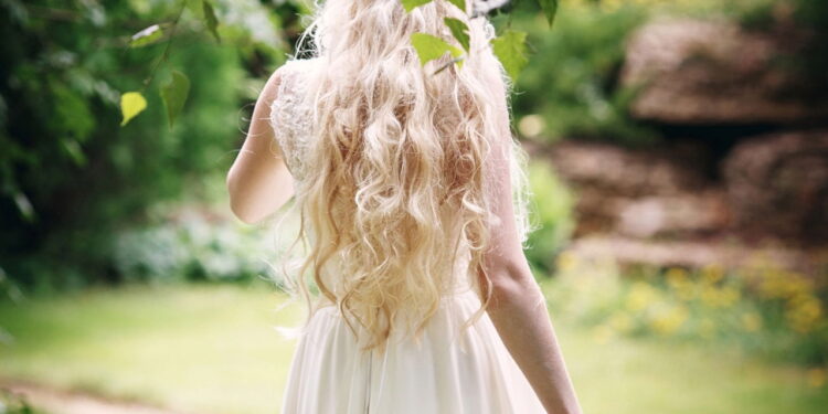 Loiro Platinado - Créditos: depositphotos.com / natazhekova