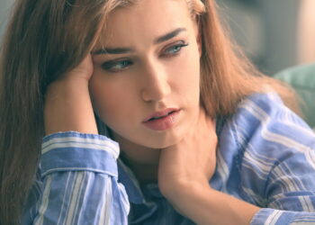 Mulher solteira triste - Créditos: depositphotos.com / serezniy