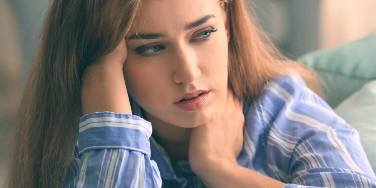 Mulher solteira triste - Créditos: depositphotos.com / serezniy