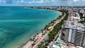 Essa cidade do Nordeste tem águas tão azuis que parecem pintadas à mão