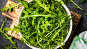 O melhor jeito de plantar rúcula em casa e colher em 30 dias