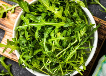 O melhor jeito de plantar rúcula em casa e colher em 30 dias