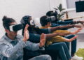Pessoas usando óculos de realidade virtual - Créditos: depositphotos.com / AllaSerebrina