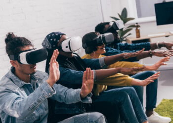 Pessoas usando óculos de realidade virtual - Créditos: depositphotos.com / AllaSerebrina