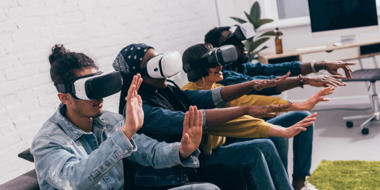 Pessoas usando óculos de realidade virtual - Créditos: depositphotos.com / AllaSerebrina
