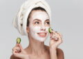 Ilustração de mulher fazendo skincare - Créditos: depositphotos.com / VaDrobotBO