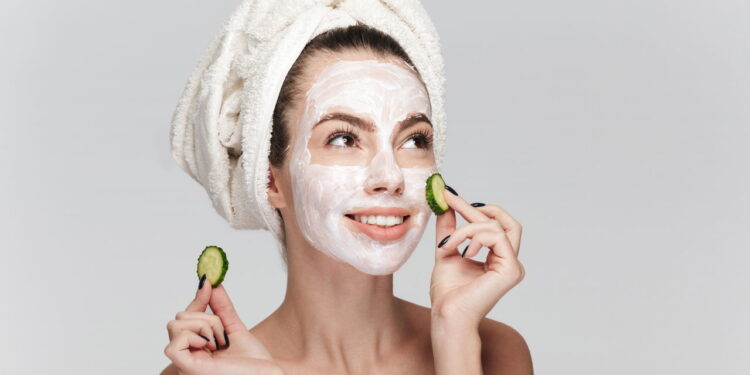Ilustração de mulher fazendo skincare - Créditos: depositphotos.com / VaDrobotBO