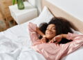 Ilustração de mulher acordando descansada - Créditos: depositphotos.com / HayDmitriy