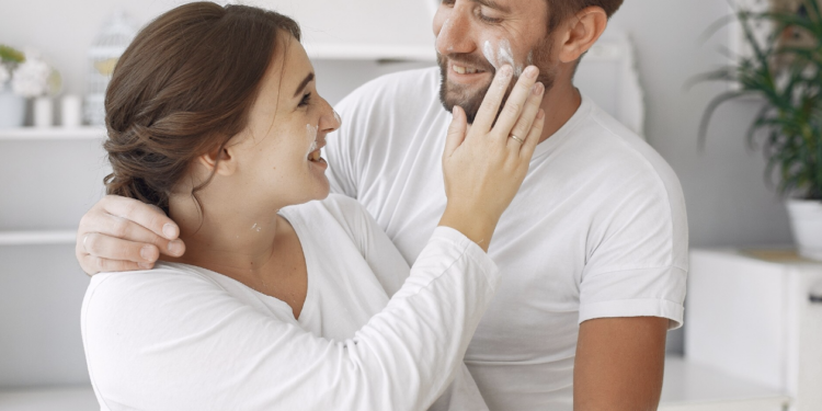 Beleza a dois: entenda o que é beauty matching. Foto: FreePik