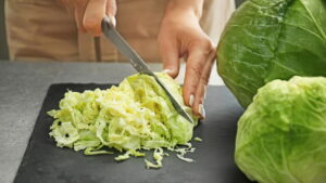 O jeito mais prático de plantar couve em casa sem usar sementes