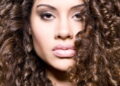 Cabelo cacheado - Créditos: depositphotos.com / Ellabar