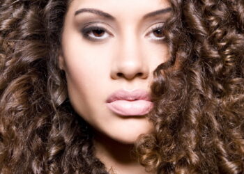 Cabelo cacheado - Créditos: depositphotos.com / Ellabar