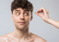 Ilustração de homem com cabelo cacheado volumoso - Créditos: depositphotos.com / AllaSerebrina