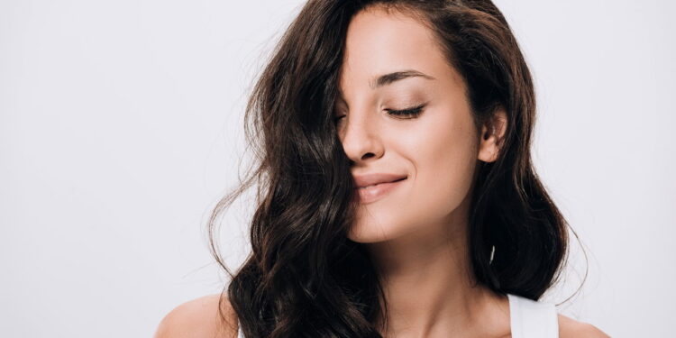 Mulher com o cabelo bem cuidado - Créditos: depositphotos.com / AndrewLozovyi