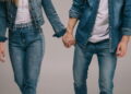 Casal com conjunto jeans - Créditos: depositphotos.com / AllaSerebrina