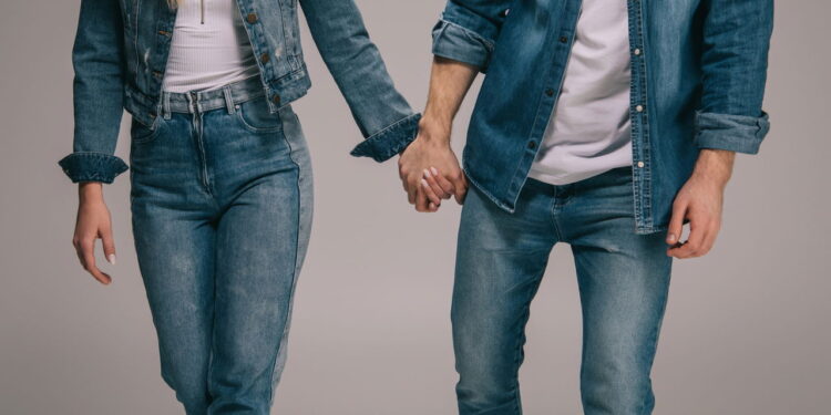 Casal com conjunto jeans - Créditos: depositphotos.com / AllaSerebrina
