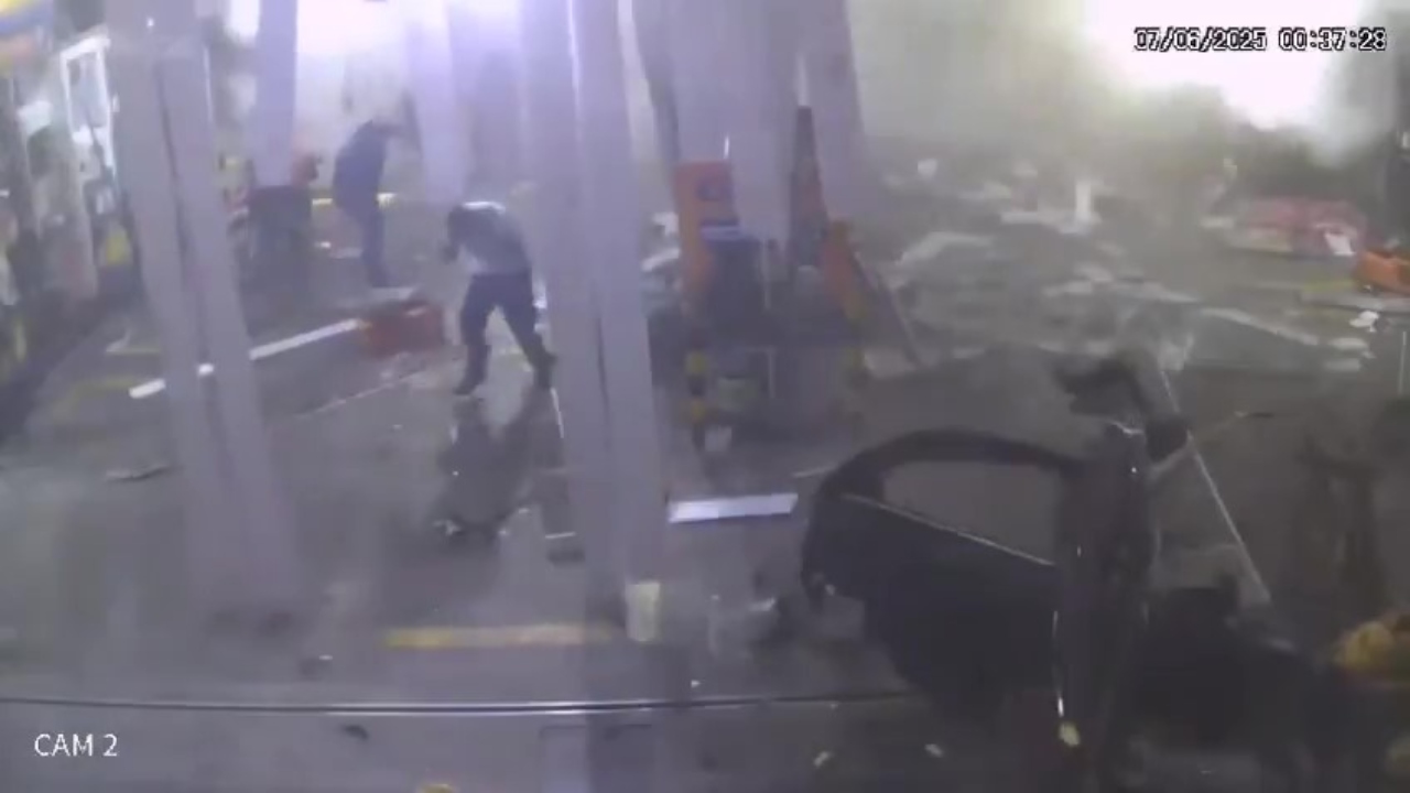 Carro explode em posto no Rio de Janeiro