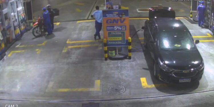Carro explode em posto no Rio de Janeiro