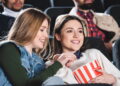 Ilustração de amigas no cinema - Créditos: depositphotos.com / IgorVetushko