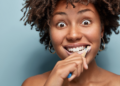 Clareamento dentário caseiro pode ser perigoso! Foto: FreePik