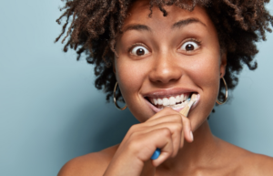 Clareamento dentário caseiro pode ser perigoso! Foto: FreePik