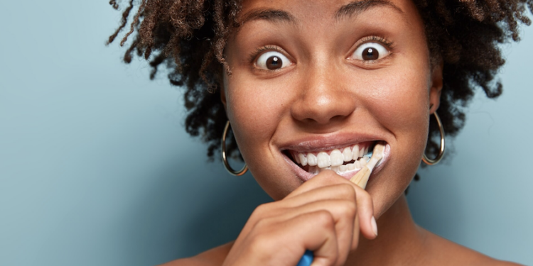 Clareamento dentário caseiro pode ser perigoso! Foto: FreePik