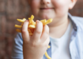Como prevenir a obesidade infantil? Foto: FreePik