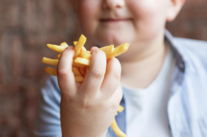 Como prevenir a obesidade infantil? Foto: FreePik