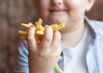 Como prevenir a obesidade infantil? Foto: FreePik