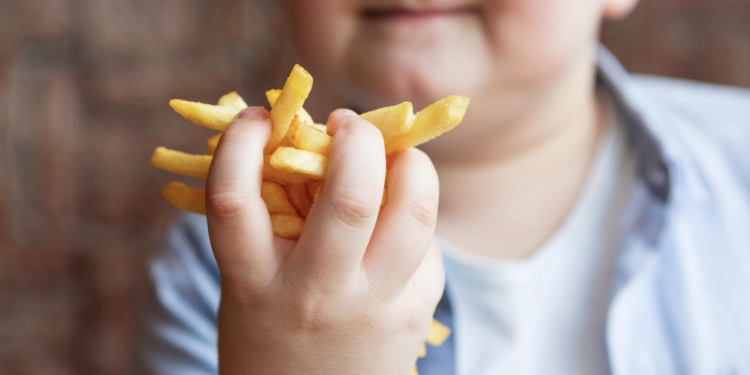 Como prevenir a obesidade infantil? Foto: FreePik