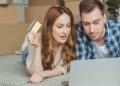 Casal fazendo compras online - Créditos: depositphotos.com / AllaSerebrina