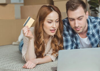 Casal fazendo compras online - Créditos: depositphotos.com / AllaSerebrina