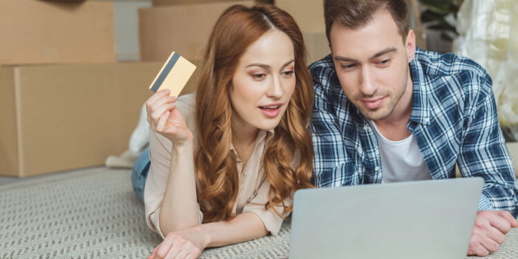 Casal fazendo compras online - Créditos: depositphotos.com / AllaSerebrina