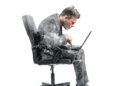 Ilustração de homem com o computador refrigerado - Créditos: depositphotos.com / alphaspirit